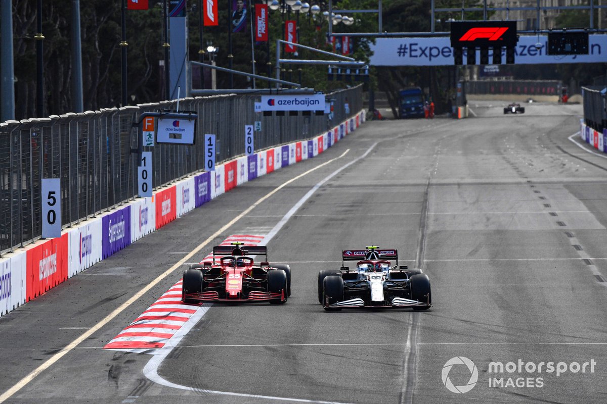 Antonio Giovinazzi, Alfa Romeo Racing C41, in battaglia con Carlos Sainz Jr., Ferrari SF21