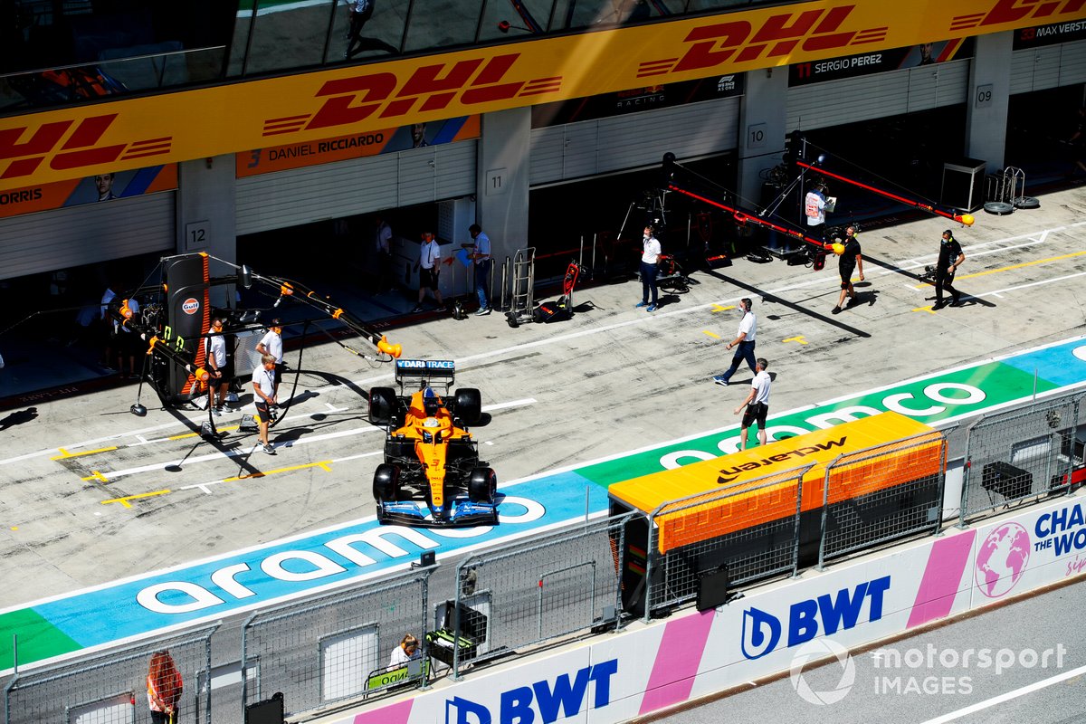 Daniel Ricciardo, McLaren MCL35M, esce dal garage