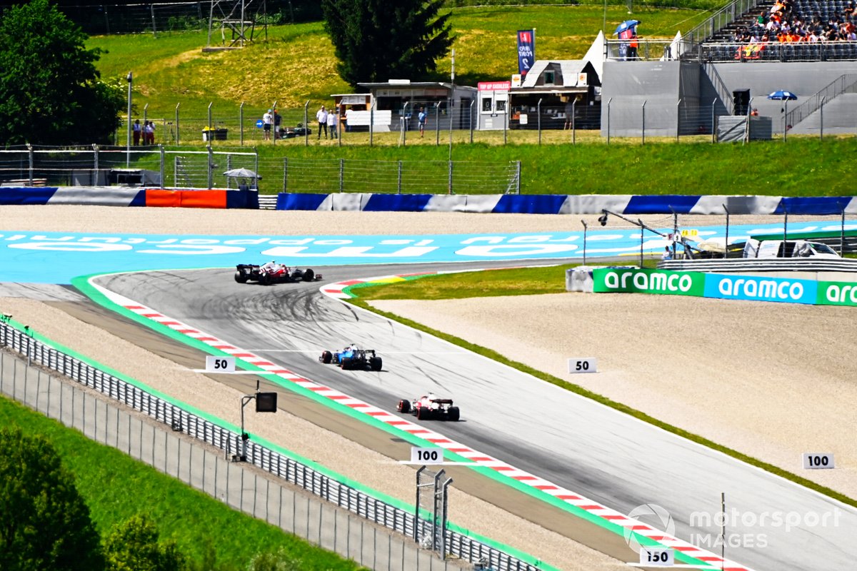 Antonio Giovinazzi, Alfa Romeo Racing C41, George Russell, Williams FW43B, e Kimi Raikkonen, Alfa Romeo Racing C41