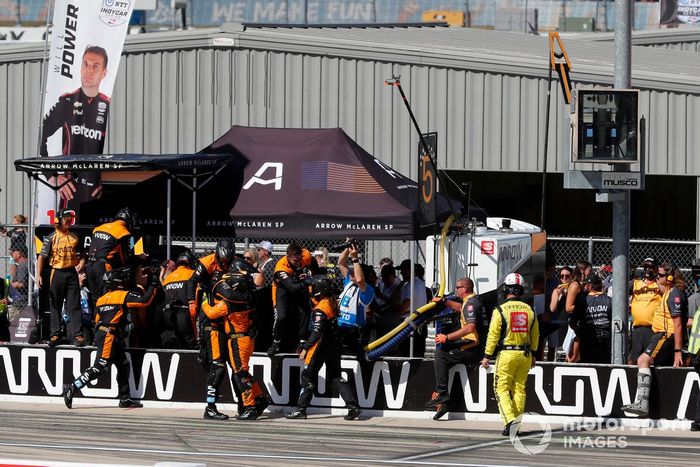Mecánicos de Patricio O'Ward, Arrow McLaren SP Chevrolet, celebrando la victoria