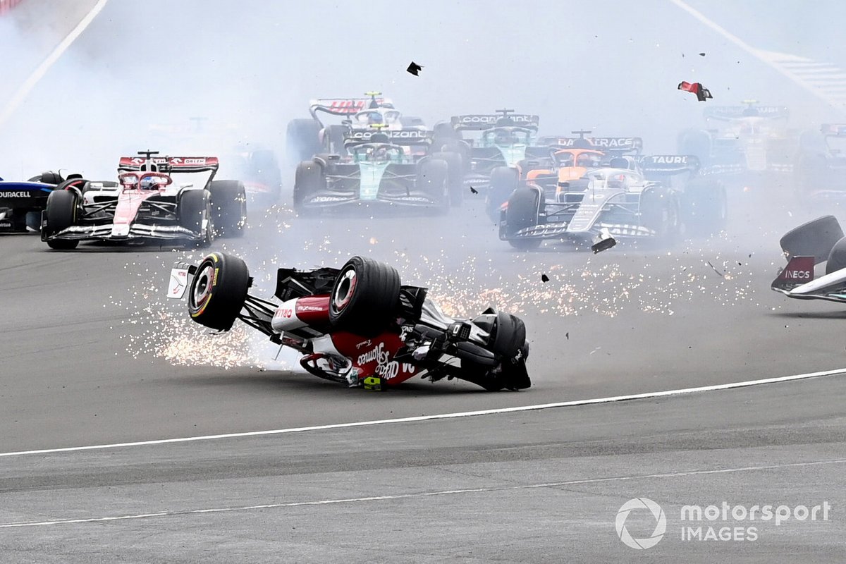 Zhou Guanyu, Alfa Romeo C42 se estrella en la salida de la carrera
