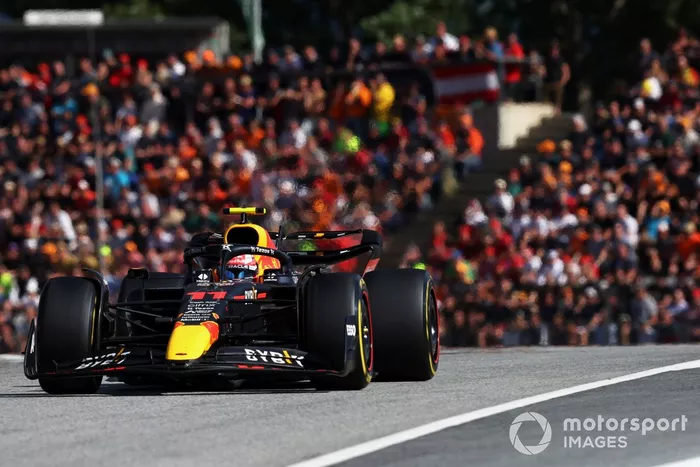 Sergio Pérez, Red Bull Racing RB18, Mick Schumacher, Haas VF-22