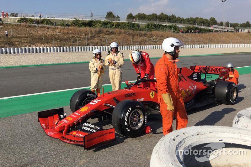 Sebastian Vettel, Ferrari SF90 detenido a un lado de la pista