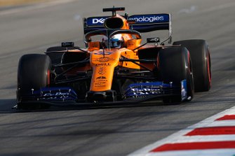 Carlos Sainz Jr., McLaren MCL34 with rear wing vortex