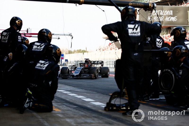 Romain Grosjean, Haas F1 Team VF-19 pit stop