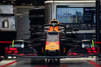 La voiture de Pierre Gasly, Red Bull Racing RB15, dans le garage