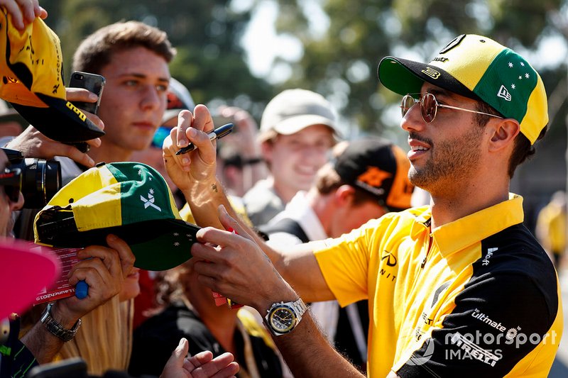 Daniel Ricciardo, Renault F1 Team firma autógrafos para los aficionados
