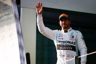 Le deuxième, Lewis Hamilton, Mercedes AMG F1, arrive sur le podium