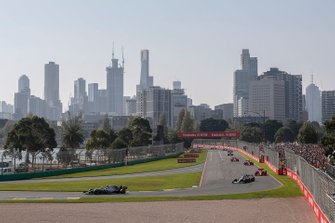 Valtteri Bottas, Mercedes AMG W10, voor Lewis Hamilton, Mercedes AMG F1 W10, Sebastian Vettel, Ferrari SF90, Charles Leclerc, Ferrari SF90
