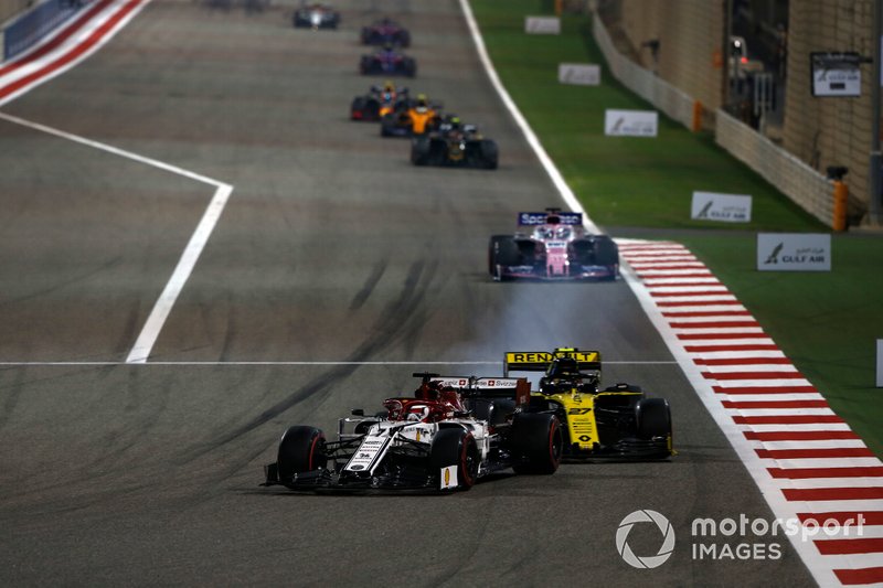 Kimi Raikkonen, Alfa Romeo Racing C38, precede Nico Hulkenberg, Renault R.S. 19