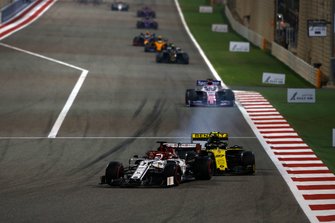 Kimi Raikkonen, Alfa Romeo Racing C38, Nico Hulkenberg, Renault R.S. 19