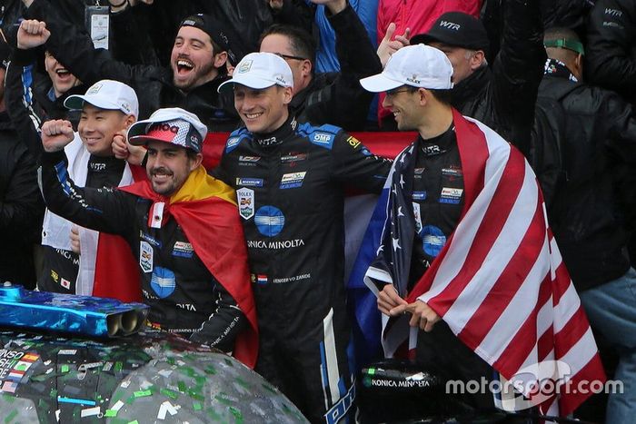 Ganadores #10 Konica Minolta Cadillac DPi-V.R.: Renger Van Der Zande, Jordan Taylor, Fernando Alonso, Kamui Kobayashi