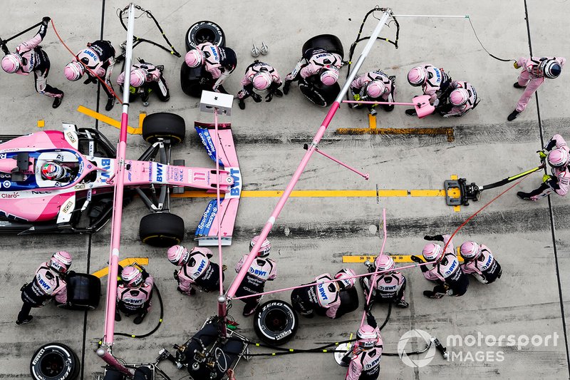 Sergio Perez, Racing Point RP19, effettua un pit stop