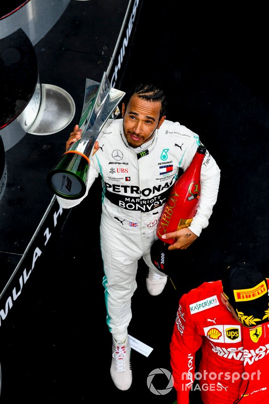 Lewis Hamilton, Mercedes AMG F1, feteggia sul podio con trofeo e champagne