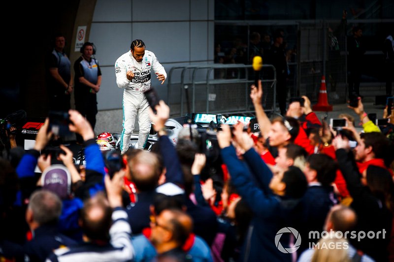 Lewis Hamilton celebra su victoria en China