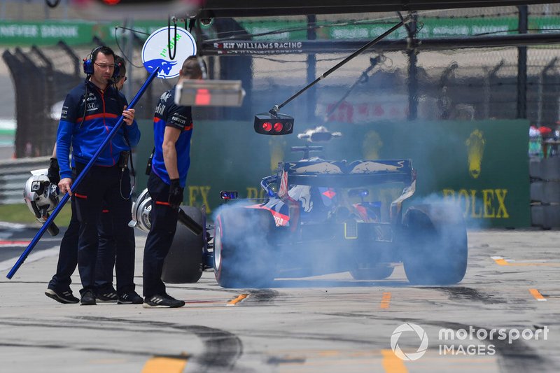 Daniil Kvyat, Toro Rosso STR14, in the pits during practice