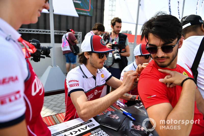 Antonio Giovinazzi, Alfa Romeo Racing, Kimi Raikkonen, Alfa Romeo Racing, imza dağıtıyor