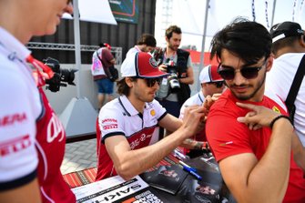 Antonio Giovinazzi, Alfa Romeo Racing, Kimi Raikkonen, Alfa Romeo Racing, imza dağıtıyor