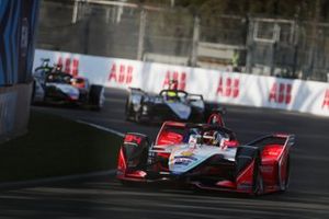 Pascal Wehrlein, Mahindra Racing, M5 Electro, leads Oliver Rowland, Nissan e.Dams, Nissan IMO1, and Lucas Di Grassi, Audi Sport ABT Schaeffler, Audi e-tron FE05