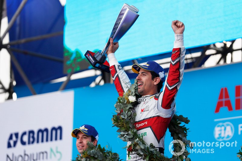 Lucas Di Grassi, Audi Sport ABT Schaeffler, festeggia sul podio con il trofeo