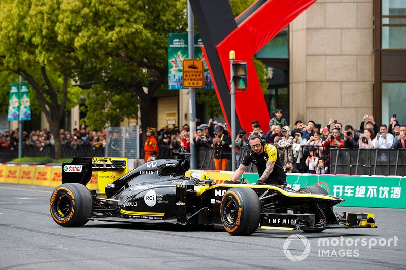 Demonstration with Guanyu Zhou, Renault F1 Team