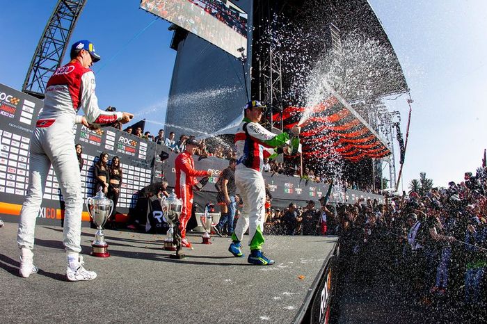 Ganador, Benito Guerra celebra con Loic Duval y Sebastian Vettel