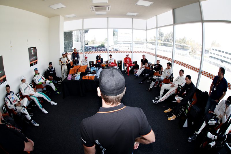 Fredrik Johnsson habla con los pilotos
