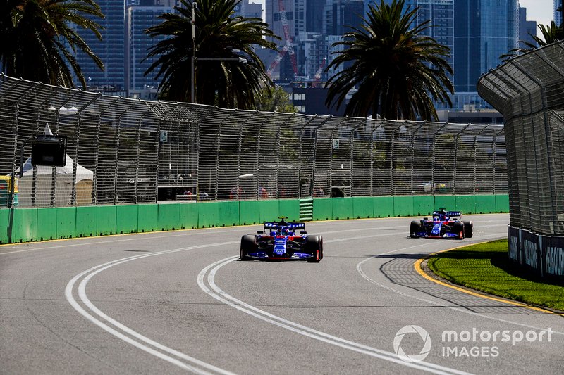 Alexander Albon, Toro Rosso STR14, Daniil Kvyat, Toro Roso STR14