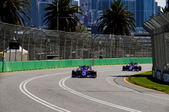 Alexander Albon, Toro Rosso STR14, leidt Daniil Kvyat, Toro Roso STR14