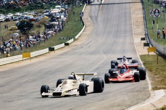 Riccardo Patrese, Arrows FA1 Ford voor Niki Lauda, Brabham BT46 Alfa Romeo en Patrick Depailler, Tyrrell 008 Ford