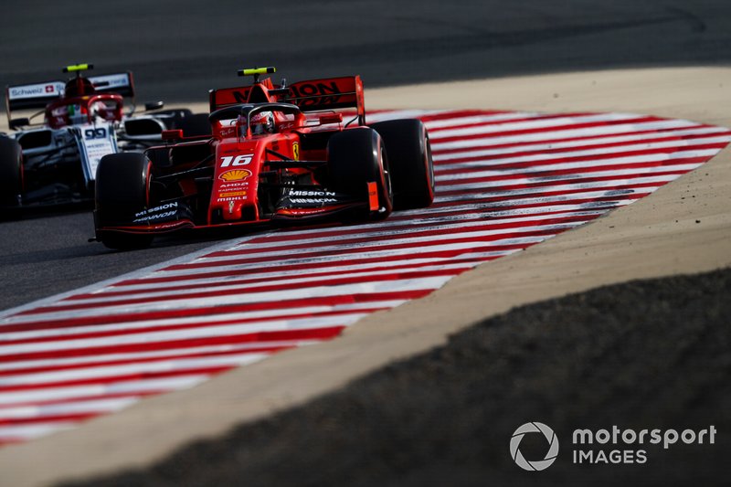 Charles Leclerc, Ferrari SF90, precede Antonio Giovinazzi, Alfa Romeo Racing C38