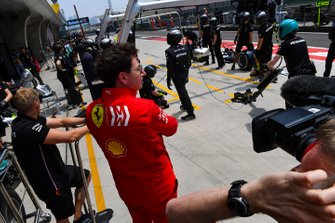 Mattia Binotto, Ferrari Takım Patronu, Valtteri Bottas, Mercedes AMG W10'u izliyor