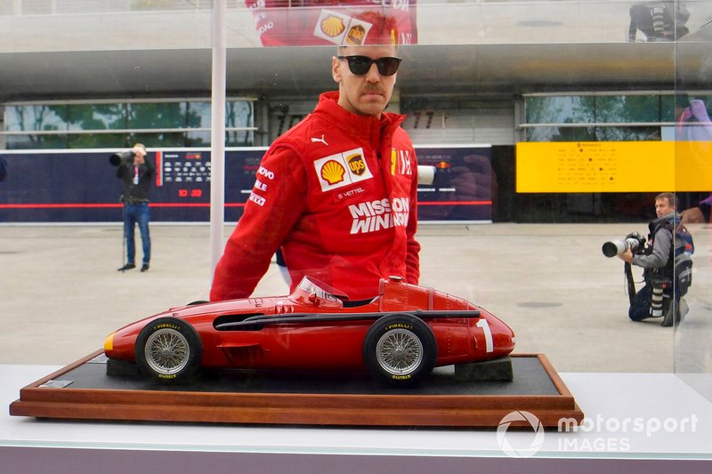 Sebastian Vettel, Ferrari, mira un Maserati 250F