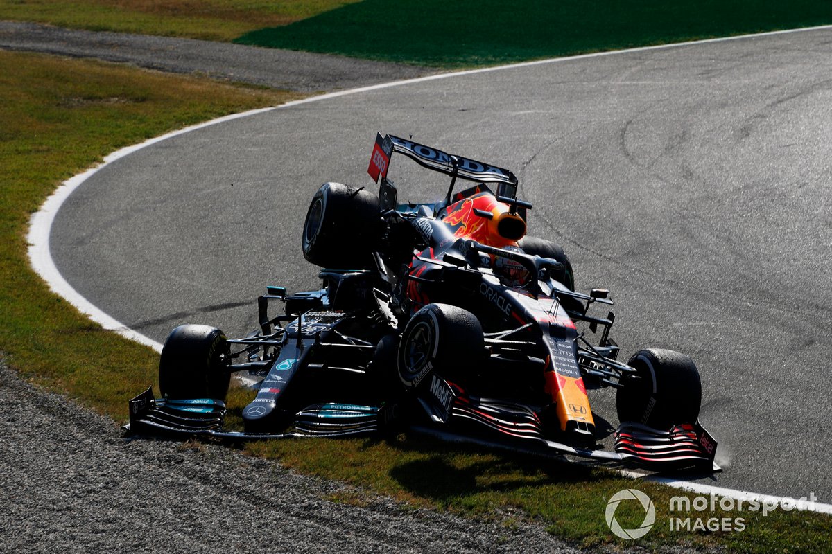 L'incidente tra Lewis Hamilton, Mercedes W12, e Max Verstappen, Red Bull Racing RB16B alla prima variante