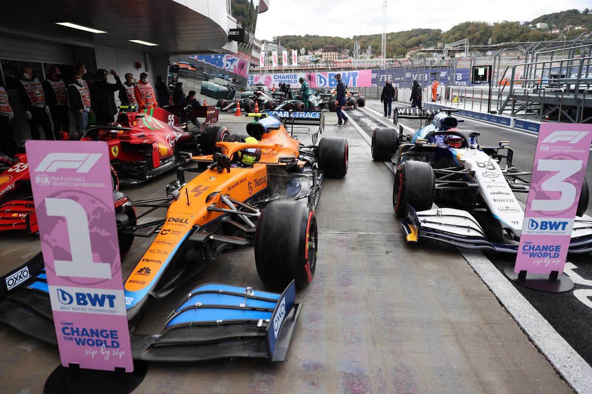 Carlos Sainz Jr, Ferrari SF21, pole man Lando Norris, McLaren MCL35M, e George Russell, Williams FW43B, arriva nel Parc Ferme