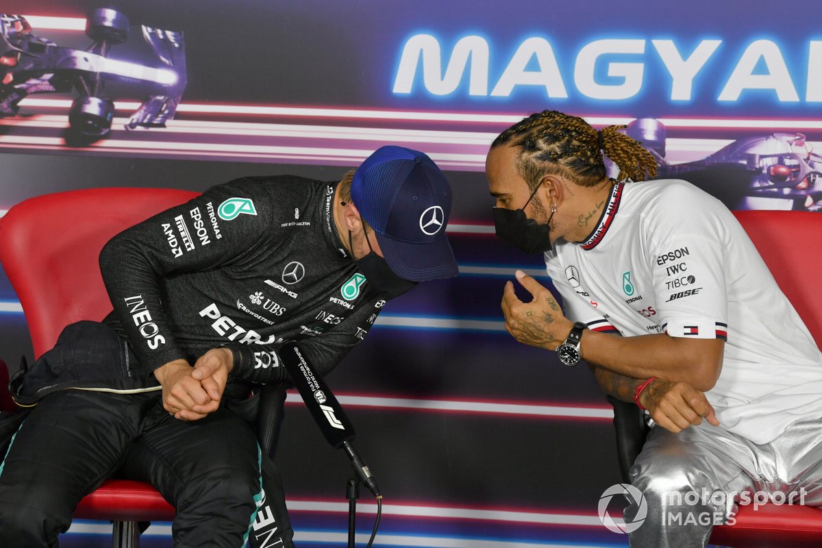 Valtteri Bottas, Mercedes, e il Pole man Lewis Hamilton, Mercedes
