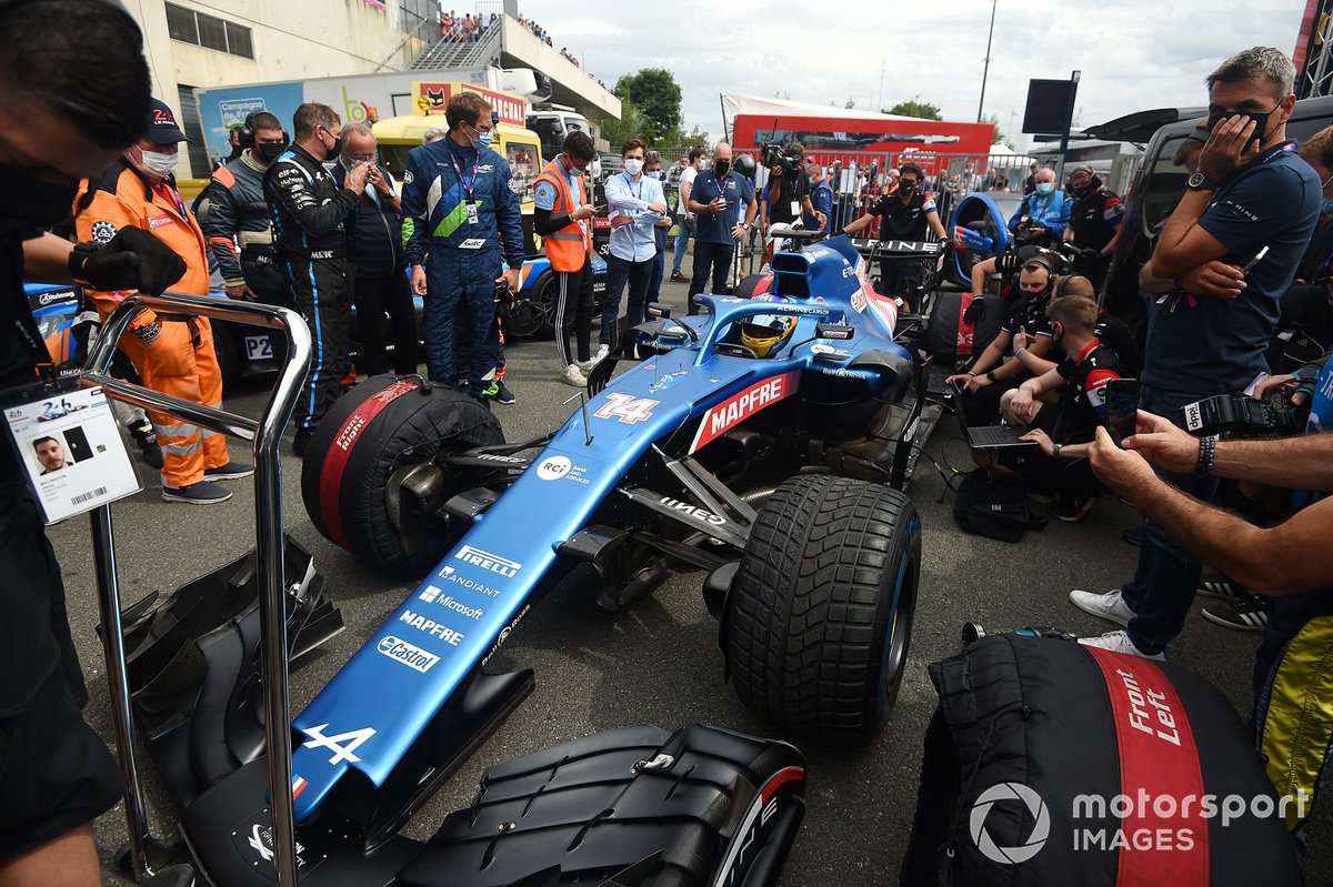 Fernando Alonso comienza una carrera de demostración en su Alpine F1