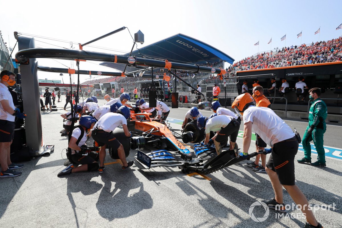 Daniel Ricciardo, McLaren MCL35M, pit stop