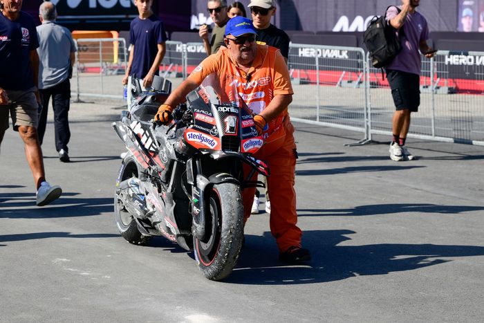 Разбитые фабричные гонки Aprilia выдвигаются обратно в загон.