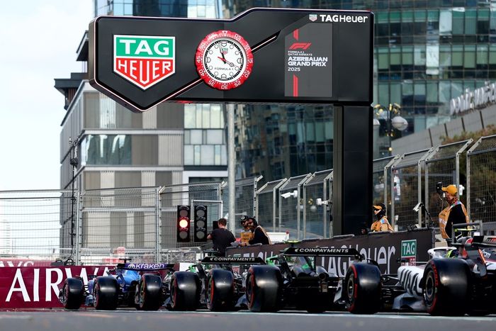 Los coches hacen cola a la salida del pit lane durante la clasificación
