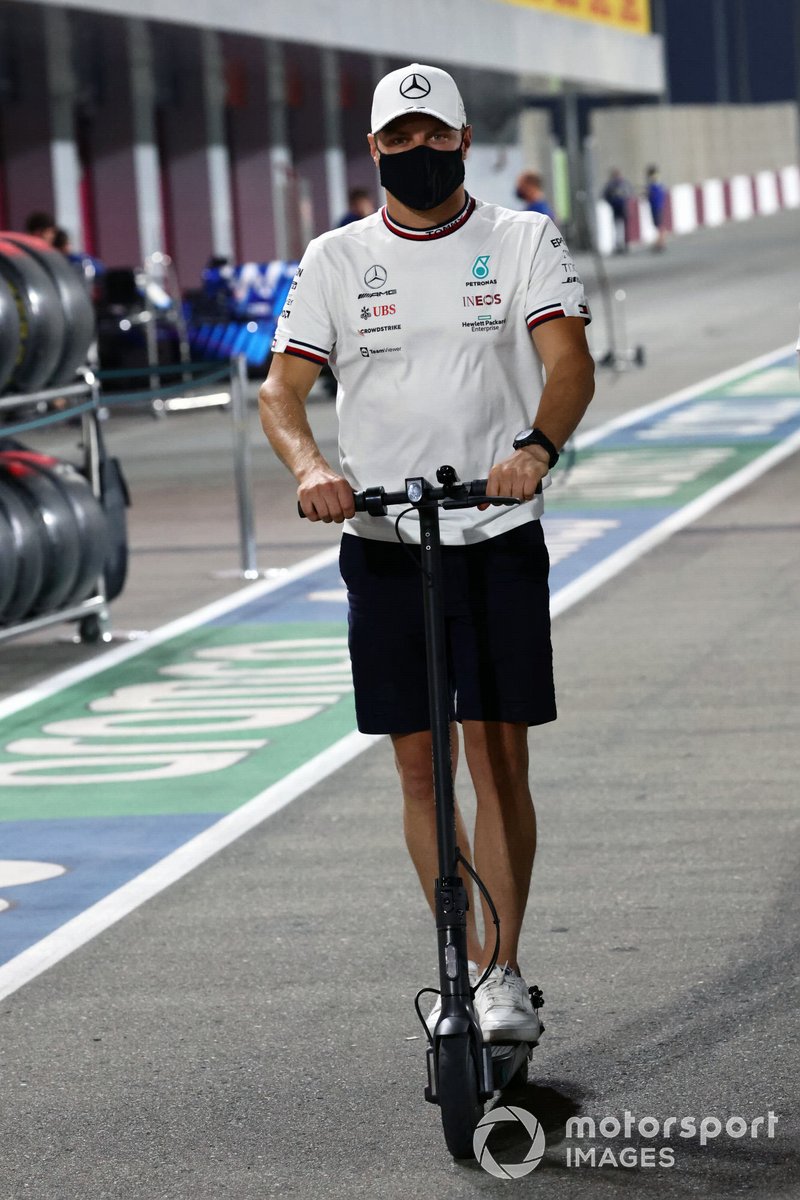 Valtteri Bottas, Mercedes recorre la pista en patinete
