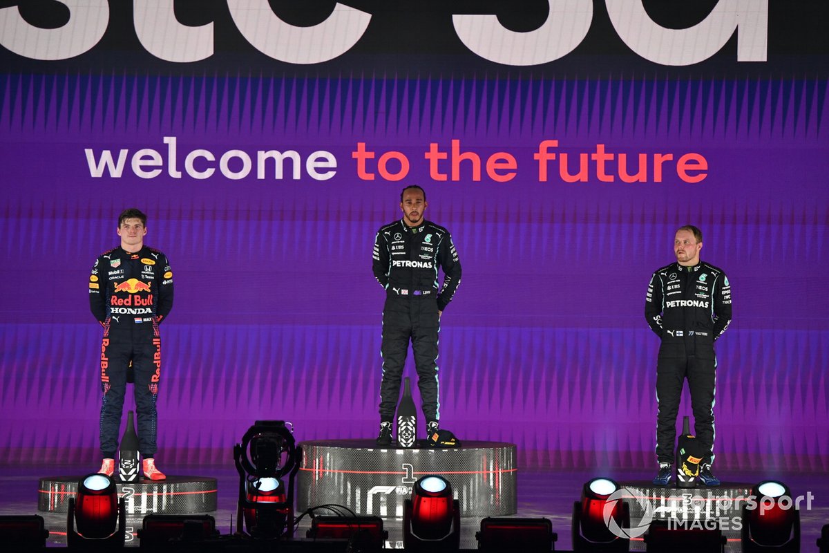 Max Verstappen, Red Bull Racing, 2a posizione, Lewis Hamilton, Mercedes, 1a posizione, e Valtteri Bottas, Mercedes, 3a posizione