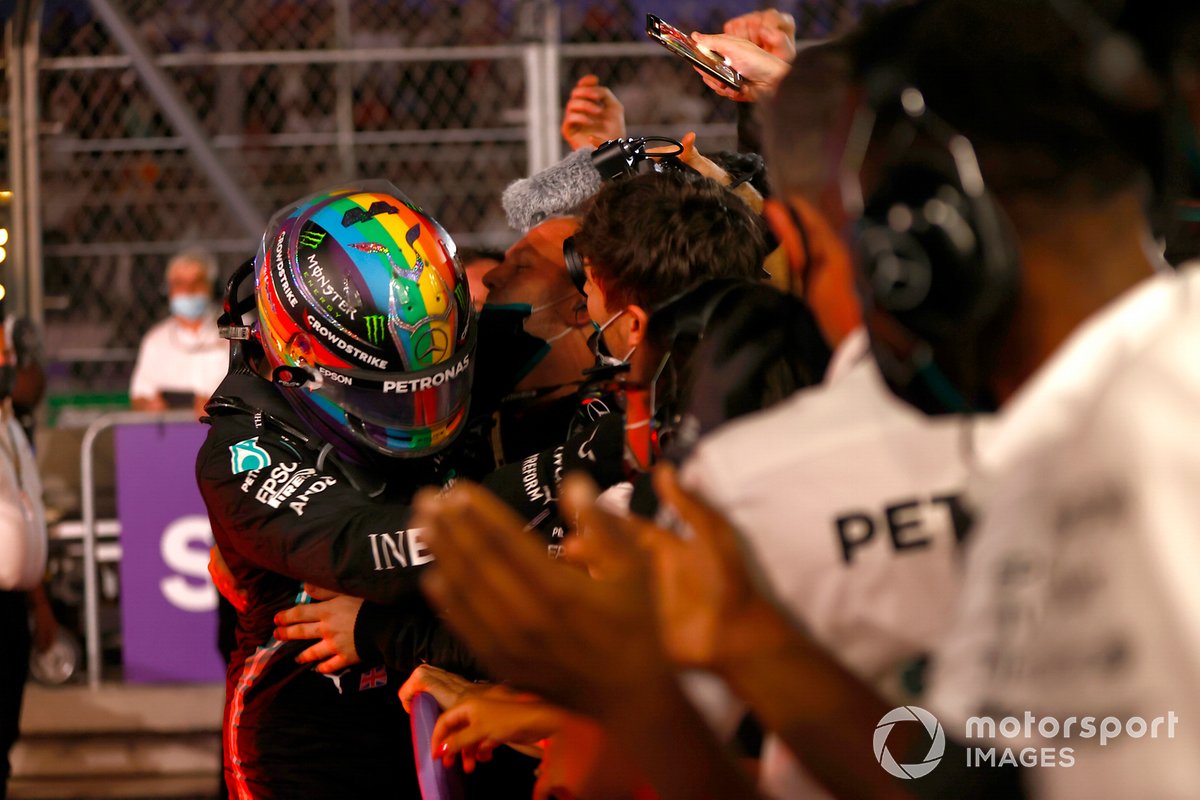 Lewis Hamilton, Mercedes, 1a posizione, festeggia con la sua squadra festeggia nel Parc Ferme