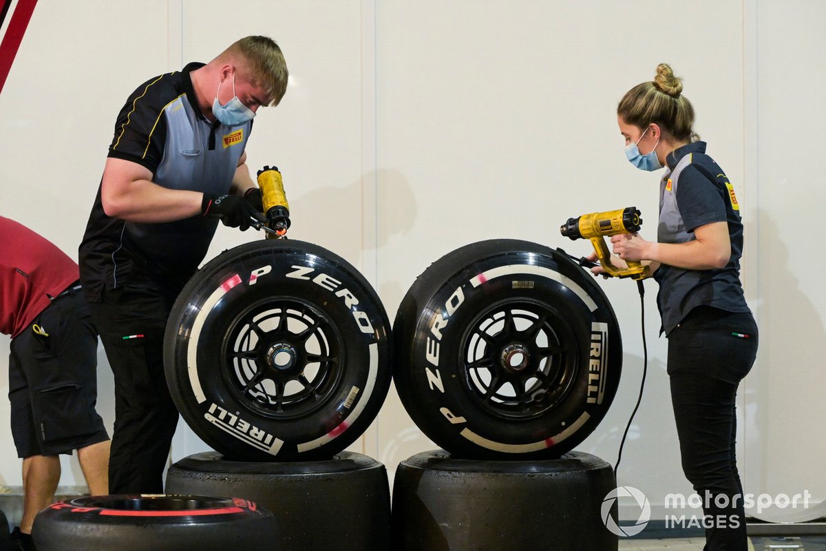 Los técnicos de Pirelli trabajan en algunos neumáticos