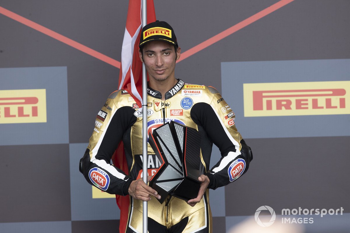 Toprak Razgatlioglu, PATA Yamaha WorldSBK Team con il trofeo del Campionato del Mondo