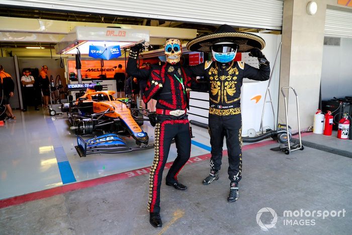 Fermín La Calaca y Mario Achi fuera del garaje de McLaren