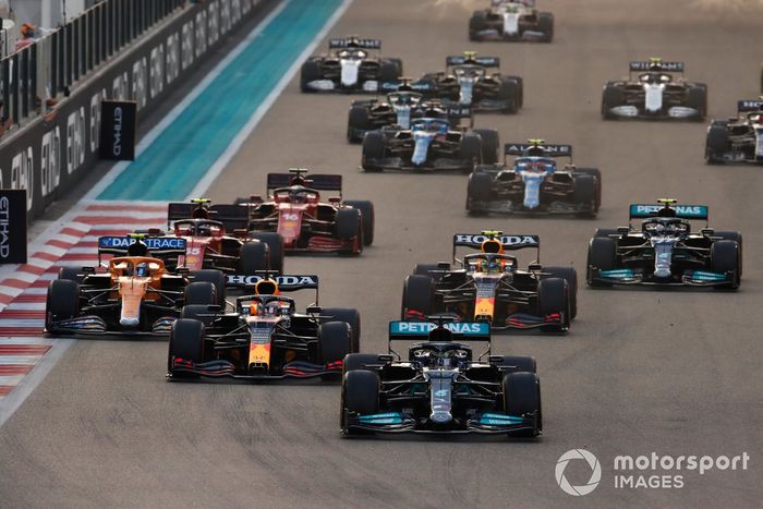 Lewis Hamilton, Mercedes W12, Max Verstappen, Red Bull Racing RB16B, Sergio Pérez, Red Bull Racing RB16B, Lando Norris, McLaren MCL35M, el resto de la parrilla en la salida