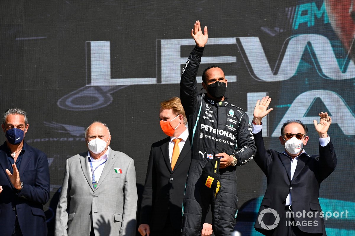 Podio: segundo lugar Lewis Hamilton, Mercedes