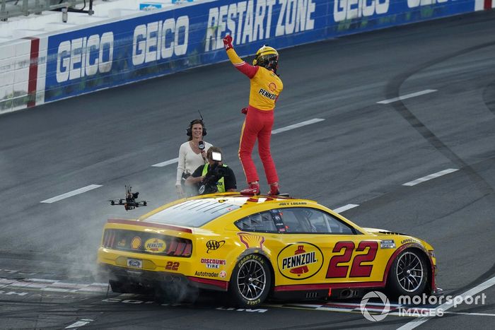 Joey Logano, Equipo Penske, Ford Mustang Shell Pennzoil celebra su victoria en la carrera