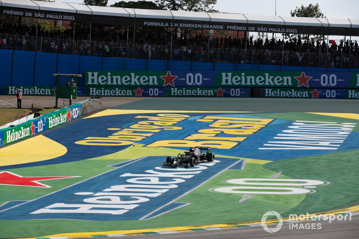 Ganador Lewis Hamilton, Mercedes W12, camino a Parc Ferme
